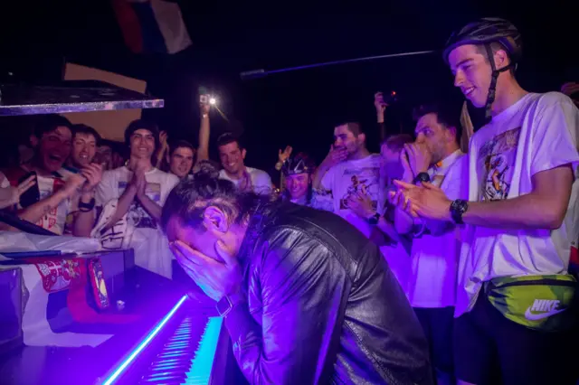 Italijanski pijanista Davide Martelo svirao je studentima biciklistima na dočeku u Strazburu