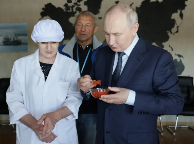 путин једе кавијар