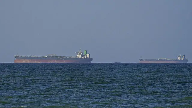 अमेरिकी सैन्य बल होर्मुज़ स्ट्रेट की नाकेबंदी के तहत ईरानी बंदरगाहों से आने-जाने वाले जहाज़ों को रोक रहे हैं.