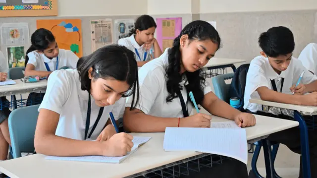 தமிழ்நாடு, மேற்கு வங்கம், கேரளா, தேசிய கல்விக் கொள்கை, மும்மொழிக் கொள்கை, பி.எம்.ஸ்ரீ பள்ளிகள்
