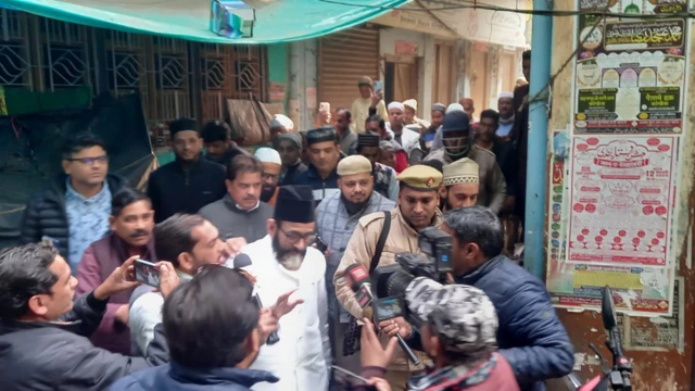 पुलिस के सुरक्षा घेरे में धर्म गुरु मौलाना तौकीर रज़ा