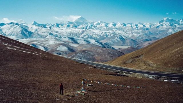 Pessoaroleta do neymarpaisagem aberta, com montanhas nevadas ao fundo 