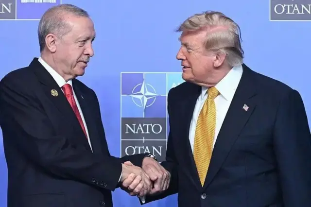 Madaxweynaha Maraykanka Donald Trump (midig) iyo Madaxweynaha Turkiga Racep Tayyib Erdogan