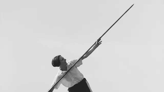 لاعبة كرة القدم السابقة ليلي بار أثناء تدريبها على رمي الرمح