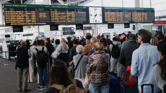 Passageiros buscam informações sobre trens remarcados após apagão que atingiu Espanha e Portugal