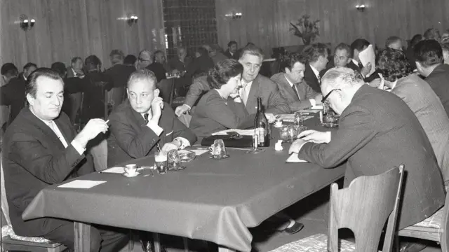 21. седница Председништва СКЈ, Карађорђево, 1.12.1971. На фотографији су Савка и Мика Трипало за столом. 