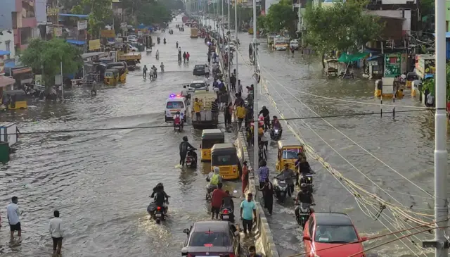 சென்னை வெள்ளம்: தண்ணீரில் தத்தளிக்கும் தரமணி, வேதனையில் மக்கள் – என்ன நடக்கிறது?