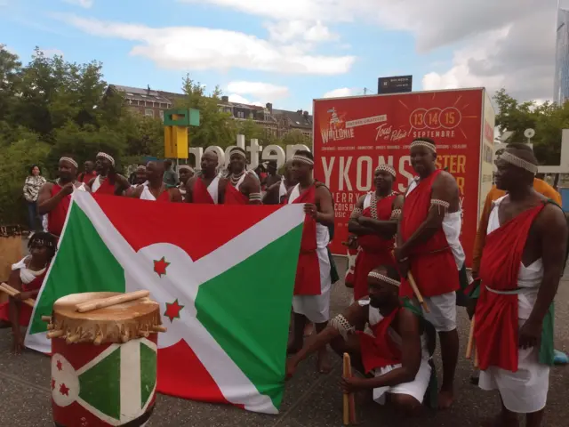 Abatimbo bahagaze inyuma y'ingoma n'idarapo y'Uburundi imbere yabo