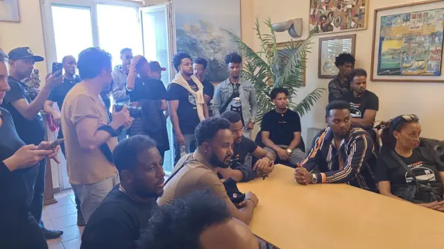 ንዝኽሪ ዝመጹ ሰባት ኣብ ውሽጢ ሓደ ክፍሊ