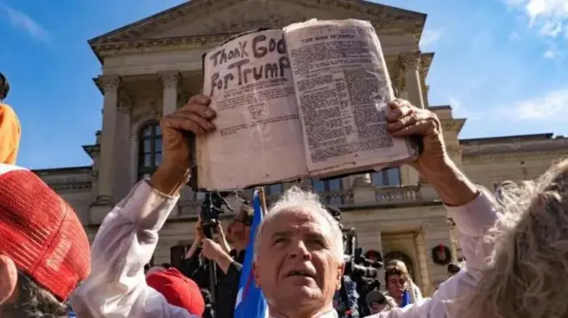Wafuasi wengi wa Trump walijitokeza barabarani kudai ushindi wa mgombea wao wakiwa na Biblia mkononi mwaka wa 2020.