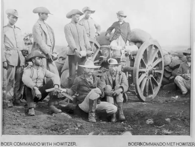 مجموعة من جنود الكوماندوز البوير مع مدفع هاوتزر خلال الحرب في جنوب أفريقيا حوالي عام 1900