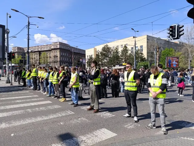 Овако је било у суботу, 5. априла у Београду - без јакни, група студената је одала пошту погинулима у паду надстрешнице на станици у Новом Саду