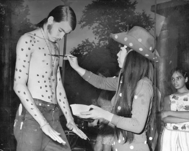 Yayoi Kusama, Kent Feathergill'in vücudunu boyuyor, 14 Temmuz 1967. Fotoğraf siyah beyaz.