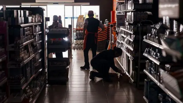 ኣብ ጸልማት ምስራሕ ንቡር ኰይኑ ኣሎ