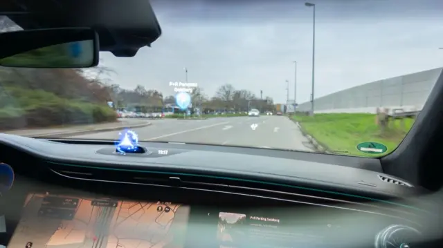 مرسدس بنز اطلاعات مورد نیاز راننده را در آینده روی عینک‌های واقعیت مجازی نمایش می‌دهد