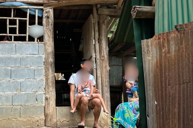 ครอบครัวผู้หนีภัยชาวเมียนมา ในค่ายพักพิงแห่งหนึ่งเมื่อปี 2566