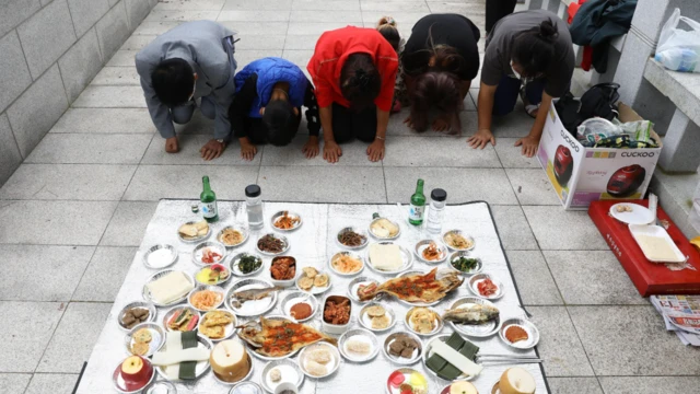 Северокорейские перебежчики отмечают Чусок в Южной Корее, 2000 год