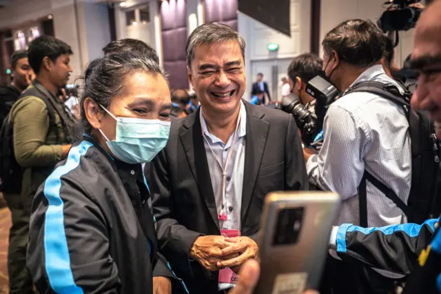 นายอภิสิทธิ์ เวชชาชีวะ 