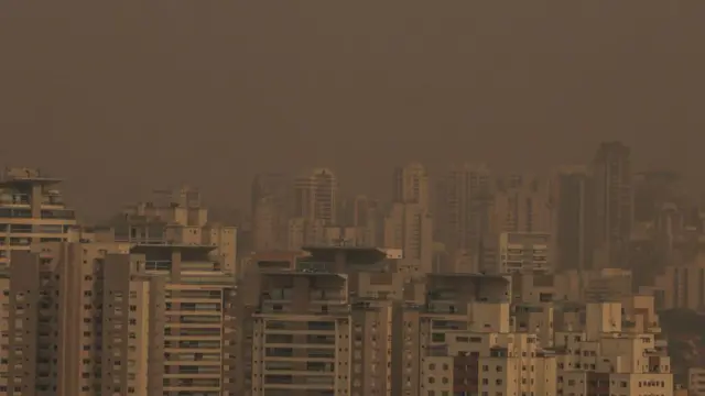 Céu de São Paulo muito cinza com a poluição