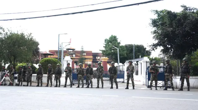 राष्ट्रपति भवन शीतलनिवासअगाडि परिचालित सेना