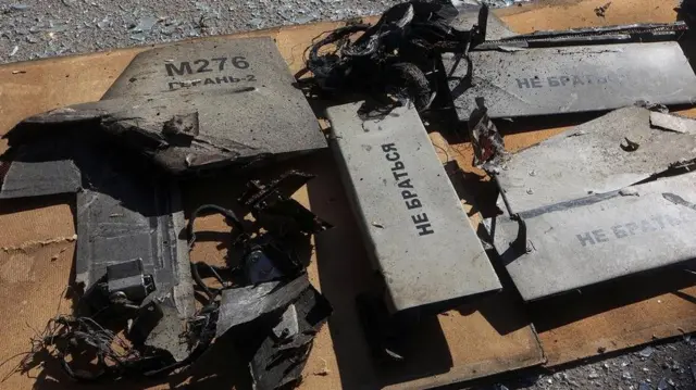 قطعات یک پهپاد در خارکیف که به گفته مقام‌های اوکراین از نوع شاهد-۱۳۶ ساخت ایران است