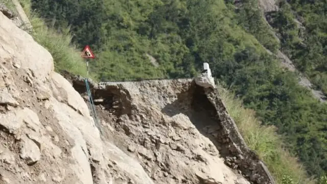 पहिरोले क्षतिग्रस्त बीपी राजमार्ग