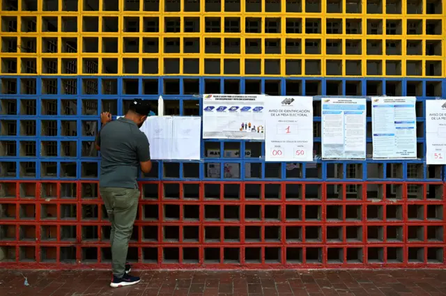 Votante en centro electoral