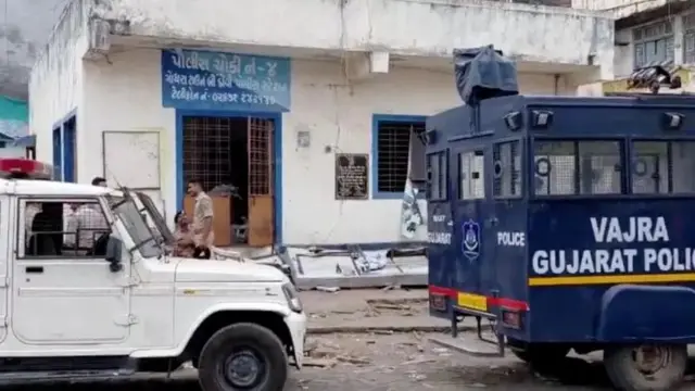 গোধরা থানার সামনে বিক্ষোভ চলাকালীন ভাঙচুর হয়েছে বলে অভিযোগ পুলিশের