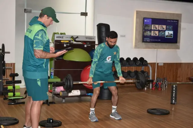 کرکٹر فخر زمان جم میں وزن اٹھانے کی ورزش کر رہے ہیں