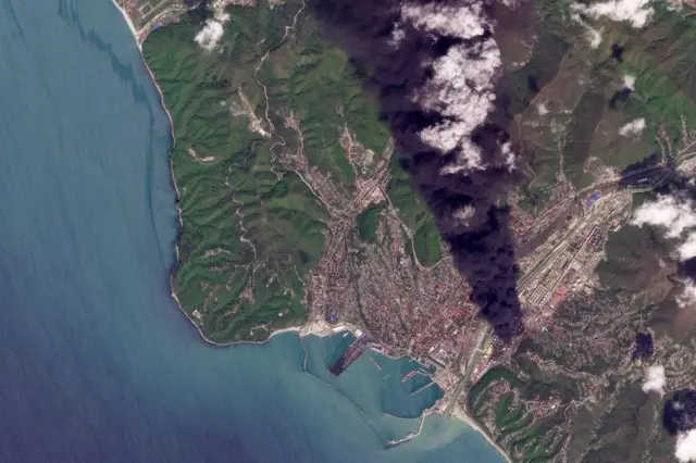 Фото из космоса: столб черного дыма, поднимающийся из горящего порта в Туапсе 