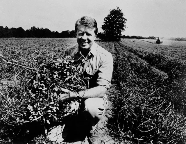 Carter con sus cultivos de maníes en Georgia