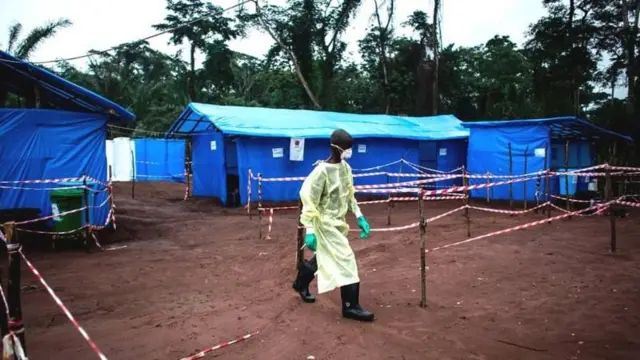 Profissional de saúde na República Democrática do Congo em 2017