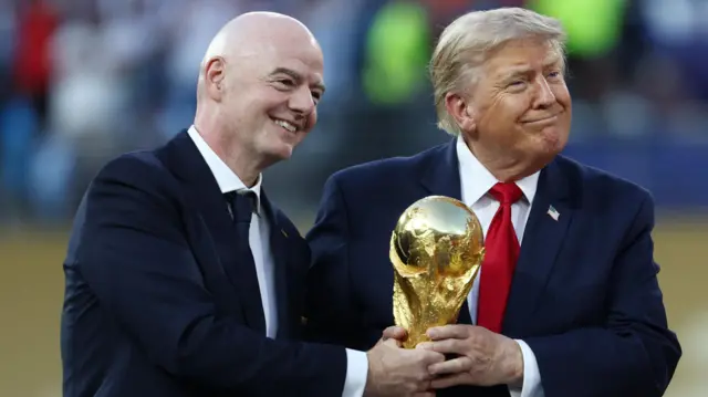 Джанни Инфантино с Дональдом Трампом с Кубком мира в руках