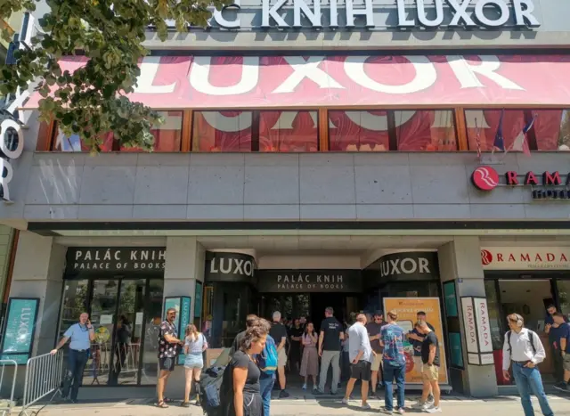 Ресторани і магазини також не працювали