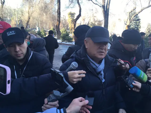 Өмүрбек Текебаев БШКнын алдындагы митинг учурунда