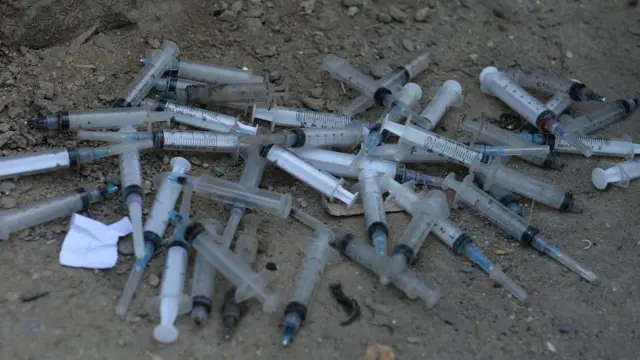 مرکز درمان مواد مخدر «نجات» پاسخی از سوی افغانستان به نیازهای افراد آسیبپذیر است و با همکاری جوامع .محلی خدمات پیشگیری، درمان و مراقبت برای مصرفکنندگان مواد مخدر و بیماران اچآیوی/ایدز ارائه میدهد. در آن زمان فغانستان حدود ۹۰ درصد از کل مواد افیونی جهان را تولید میکرد، اما در قبل از ۲۰۲۱ به یکی از مصرفکنندگان عمده نیز تبدیل شده بود. .