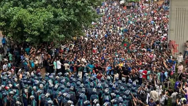 দাবি আদায়ে ঢাকার শাহবাগ এলাকায় আন্দোলনকারীদের মিছিল
