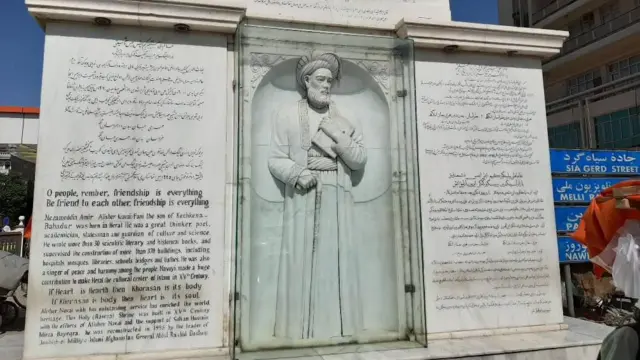 نوایي د نهمې هجري پېړۍ له سترو ادبي څېرو څخه ګڼل کېږي او هغه په فارسي او ترکي "چغتایي " ژبو د شعرونو ویلو له امله د "ذواللسانین " شاعر په توګه پېژندل کېږي‌.