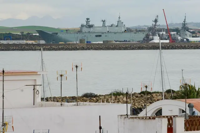 Vista de la base naval de Rota desde el municipio de Rota. A lo lejos se ve un buque de guerra. 