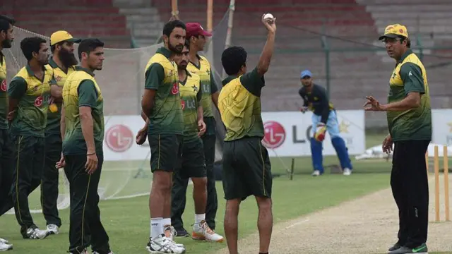 माजी वेगवान गोलंदाज वसीम अक्रम हे पाकिस्तानचे गोलंदाजी प्रशिक्षकही राहिले आहेत.