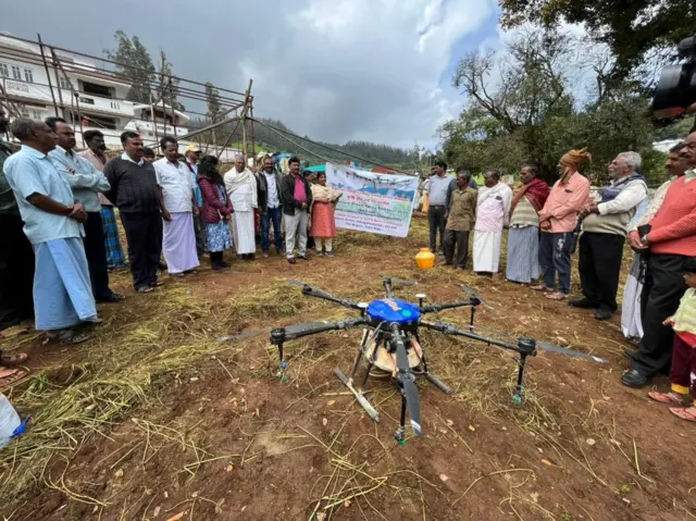 டிரோன் மூலம் பூச்சிக்கொல்லி தெளிப்பு