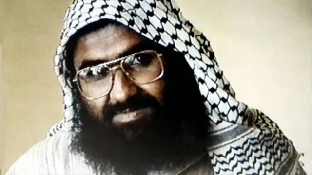 Sannadkii 1994-kii, waxaa lagu xiray Kashmir qeybta ay Hindiya maamusho, isagoo lagu eedeeyay inuu ku lug lahaa falal argagixisanimo.