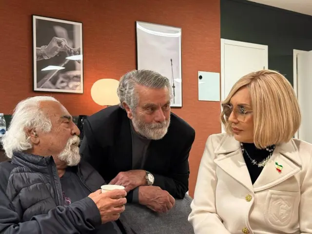 گوگوش در کنار بهروز وثوقی، بازیگر و اسفندیار منفردزاده، آهنگساز