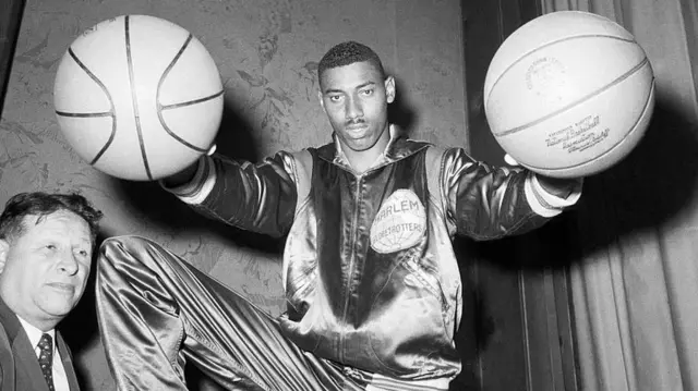 ویلت چمبرلین، فوق ستاره آینده NBA در دوران حضورش در هارلم گلوبتروترز
