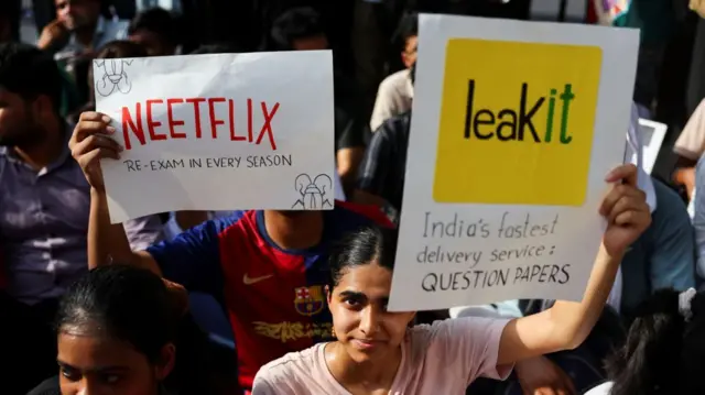 वन-लाइनर से लेकर व्यंग्यात्मक टिप्पणियों तक, प्लेकार्ड इन विरोध-प्रदर्शनों की एक खास पहचान बन गए हैं.