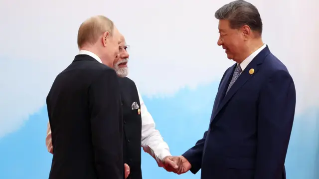 Путин, Моди и Си держатся за руки и улыбаются