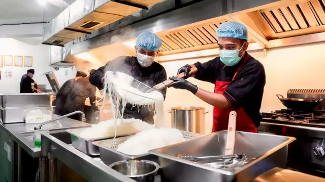Relawan atau pekerja di dapur makan bergizi gratis di Lapas Sukamiskin sedang memasak untuk disajikan kepada penerima manfaat di sejumlah sekolah di Kota Bandung, Jawa Barat. 