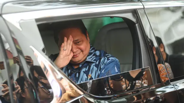 Menko Perekonomian Airlangga Hartarto memasuki mobil usai mengikuti rapat terbatas di Kompleks Istana Kepresidenan, Jakarta, Senin (10/07).