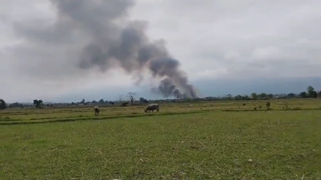 မော်လူးမြို့ပေါ် ကျေးရွာ ညောင်ပင်သာရွာမှာ မီးရှို့ခံရတာကို ဒေသခံတွေ ရုပ်သံ ရိုက်ကူးထားပါတယ်။