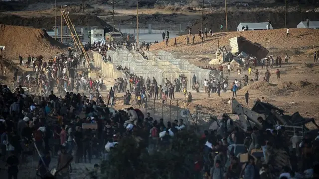 په سلګونو فلسطینیان د اسرائیل او امریکا په ملاتړ د غزې د بشري مرستو بنسټ (GHF) لخوا اداره کېدونکي مرستو ویشلو ځایونو کې یا دغو ځایونو ته نژدې وژل شوي دي.